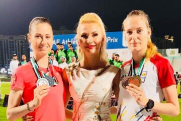Antrenoarea Erzilia Țîmpău încadrată de Talida Sfarghiu și Antonia Bodnariuc