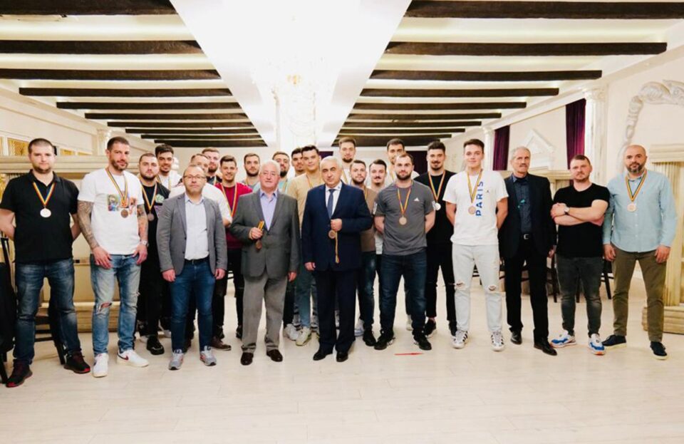 Handbaliștii și finanțatorii echipei au apărut zâmbitori la cina festivă care a marcat finalul sezonului competițional Handbaliștii și finanțatorii echipei au apărut zâmbitori la cina festivă care a marcat finalul sezonului competițional