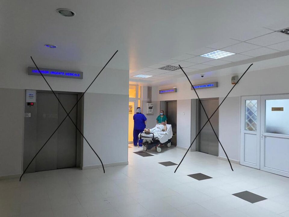 În holul central, vizitatorii au acces la un singur lift