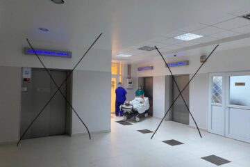 În holul central, vizitatorii au acces la un singur lift
