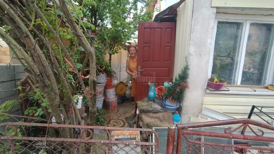 Gospodărie din centrul orașului, transformată într-un uriaș buncăr de gunoi
