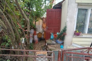 Gospodărie din centrul orașului, transformată într-un uriaș buncăr de gunoi