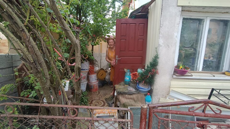 Gospodărie din centrul orașului, transformată într-un uriaș buncăr de gunoi