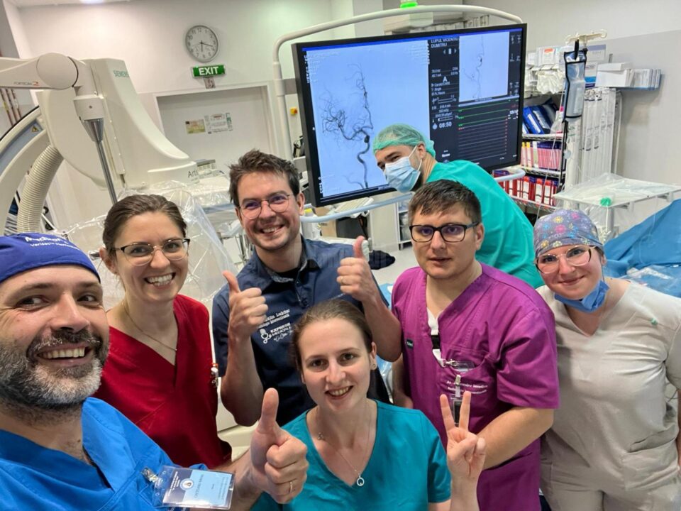Echipa de medici de la Suceava dr. Mihai Crețeanu, dr. Ioana Boarescu, dr. Alexandra Husar, dr. Cătălin Lulciuc, dr. Gabriel Mircea, asistenta Alexandru Serediuc și asistenta Sabina Fart