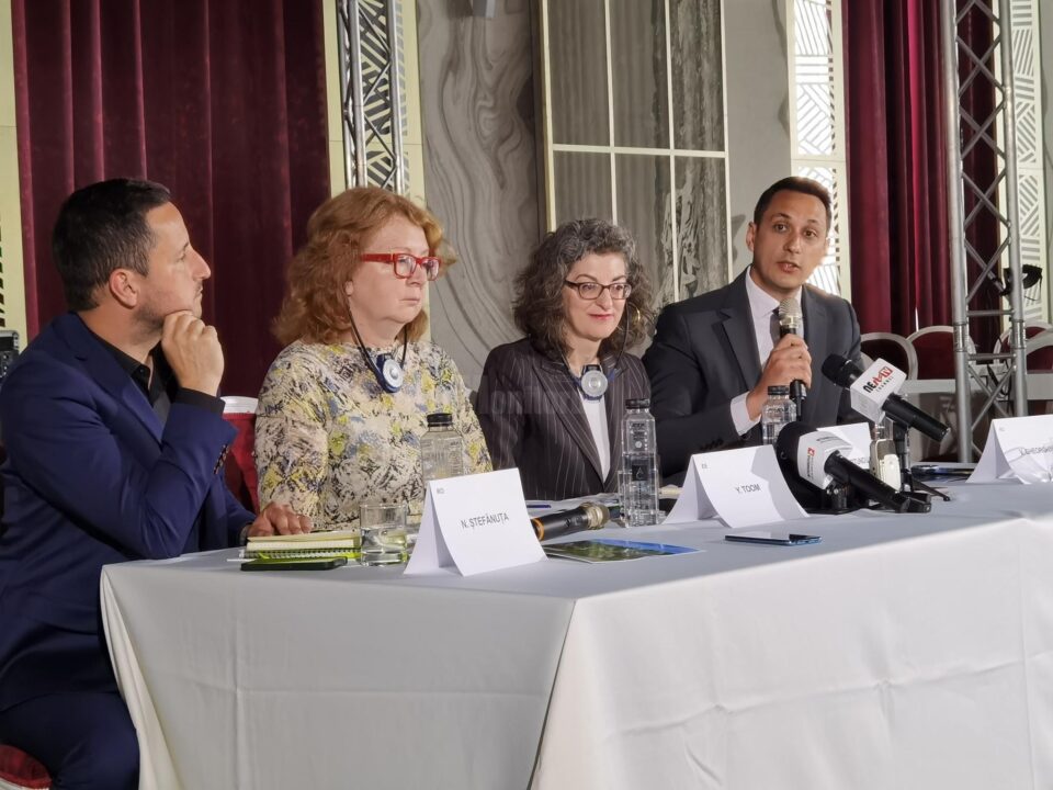 Patru din membrii Delegației Parlamentului European, la conferința susținută în Suceava