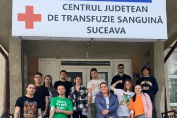 Grupul de elevi donatori de la Colegiul „Mihai Băcescu” din Fălticeni și profesorul lor Bogdan Dumitriu