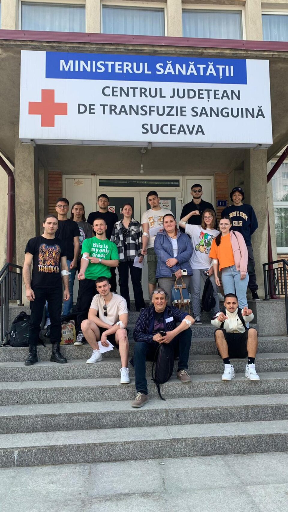 Grupul de elevi donatori de la Colegiul „Mihai Băcescu” din Fălticeni și profesorul lor Bogdan Dumitriu Grupul de elevi donatori de la Colegiul „Mihai Băcescu” din Fălticeni și profesorul lor Bogdan Dumitriu