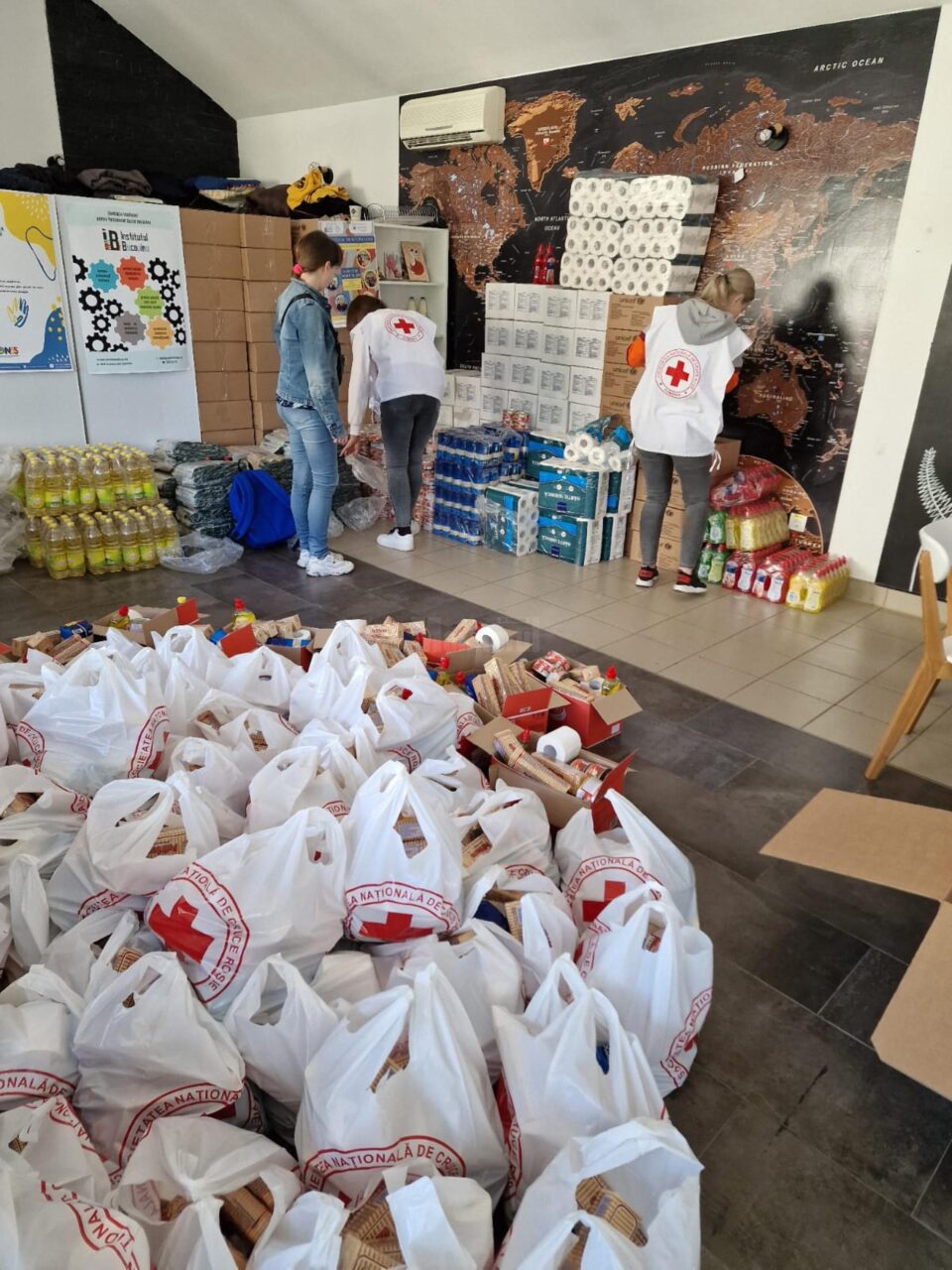 250 de familii sărace din județ, ajutate cu alimente de Crucea Roșie Suceava