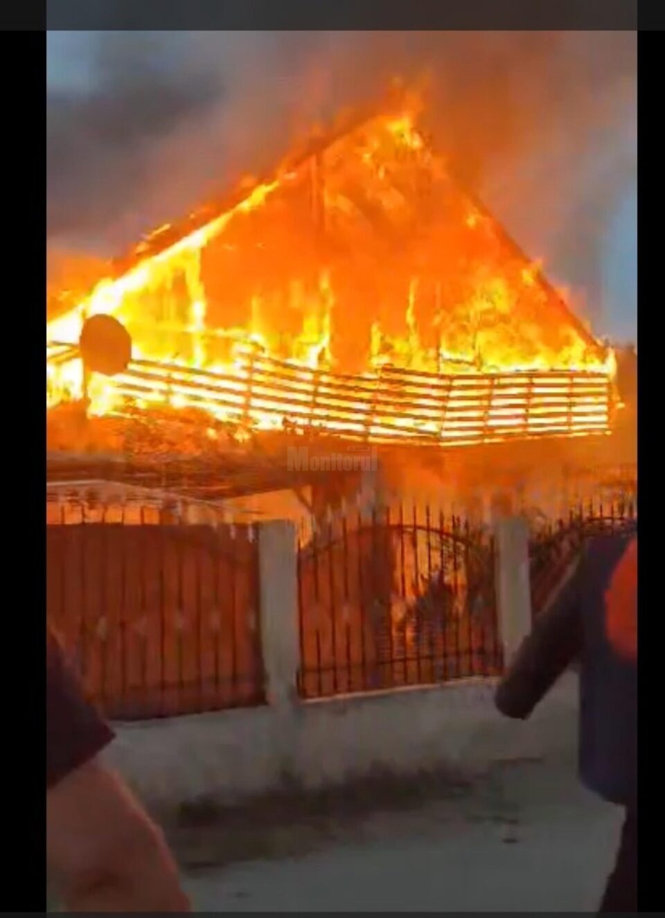 Un incendiu puternic a izbucnit duminică seară, în satul Chilișeni, comuna Udești
