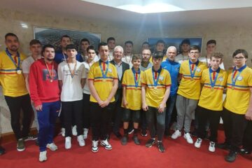 Primarul Ion Lungu alături de membrii echipelor de Handbal Masculin și ai celei de Volei a Liceului cu Program Sportiv Suceava