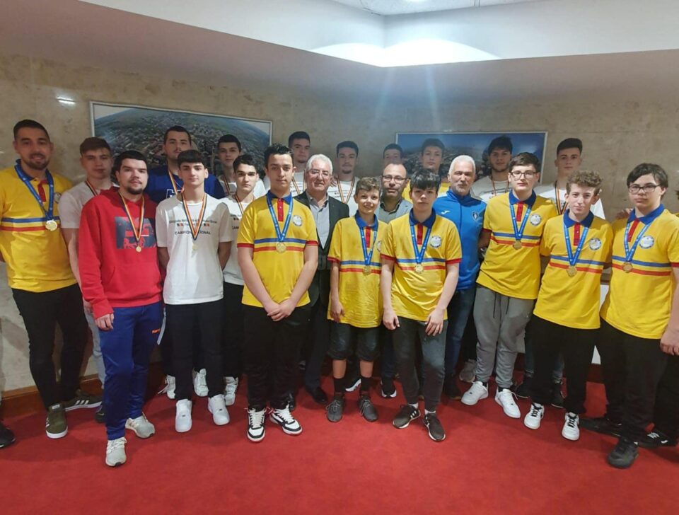 Primarul Ion Lungu alături de membrii echipelor de Handbal Masculin și ai celei de Volei a Liceului cu Program Sportiv Suceava