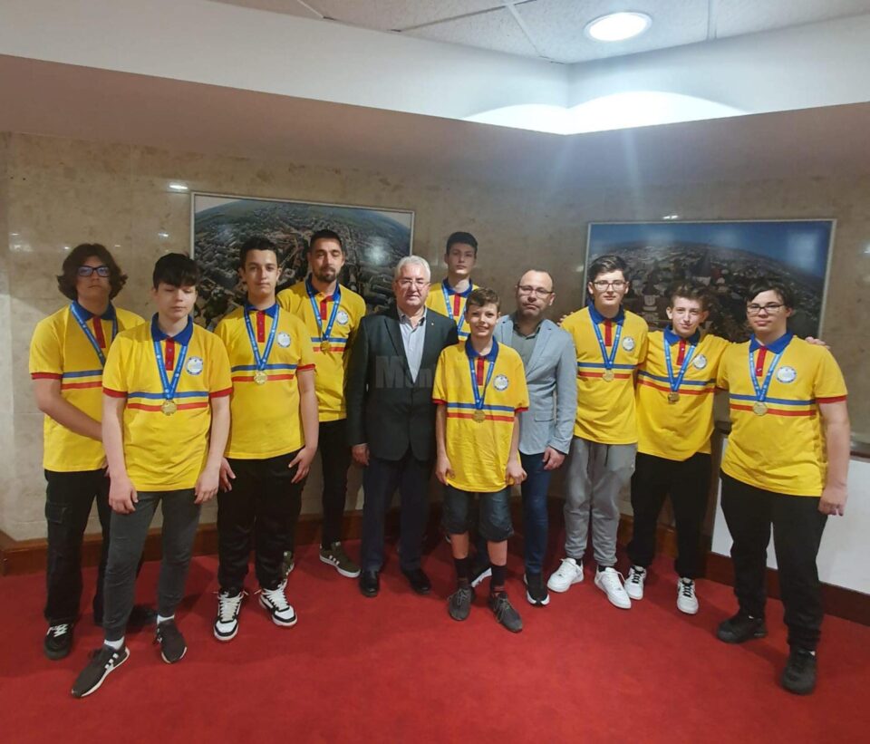 Primarul Ion Lungu alături de membrii echipelor de Handbal Masculin și a celei de Volei a Liceului cu Program Sportiv Suceava
