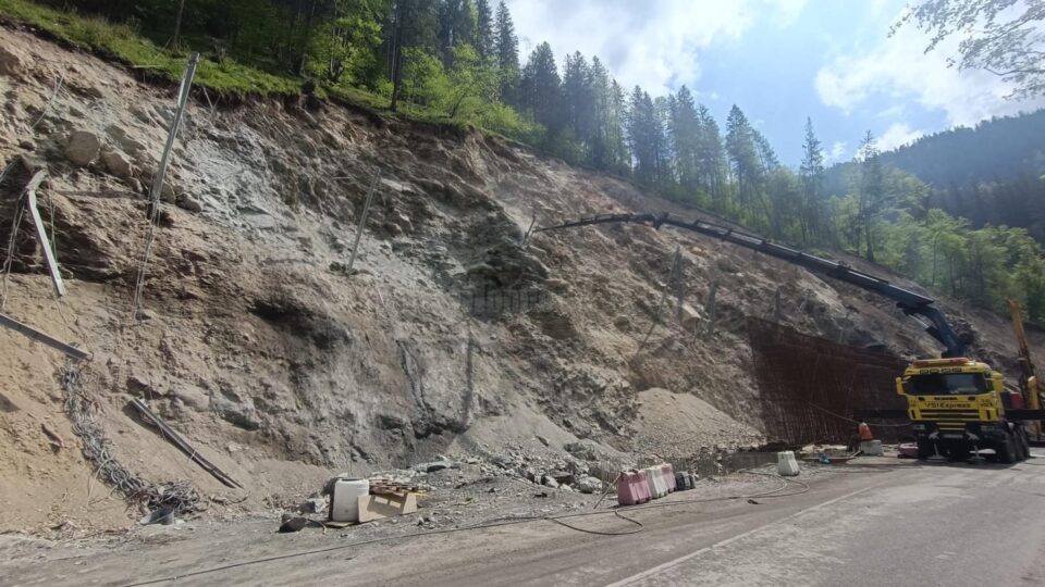Zona unde s-a produs alunecarea de teren între Broșteni și Crucea