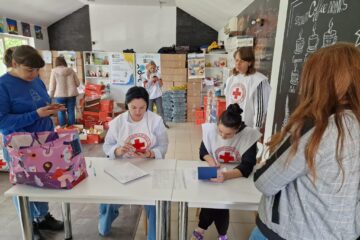 250 de familii sărace din județ, ajutate cu alimente de Crucea Roșie Suceava