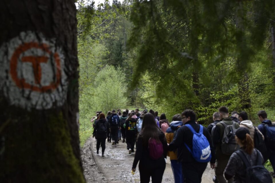 65 de tineri voluntari ATOS, pe Via Transilvanica, între Putna și Sucevița