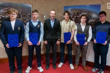 Cinci elevi care au obținut rezultate deosebite la concursuri internaționale, premiați Primăria Suceava, alături de viceprimarul Lucian Harșovschi
