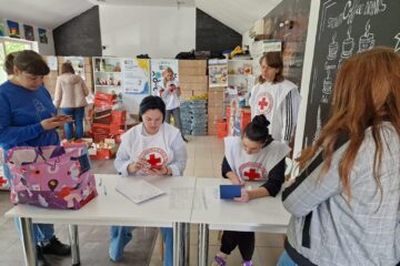 250 de familii sărace din județ, ajutate cu alimente de Crucea Roșie Suceava