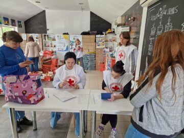 250 de familii sărace din județ, ajutate cu alimente de Crucea Roșie Suceava