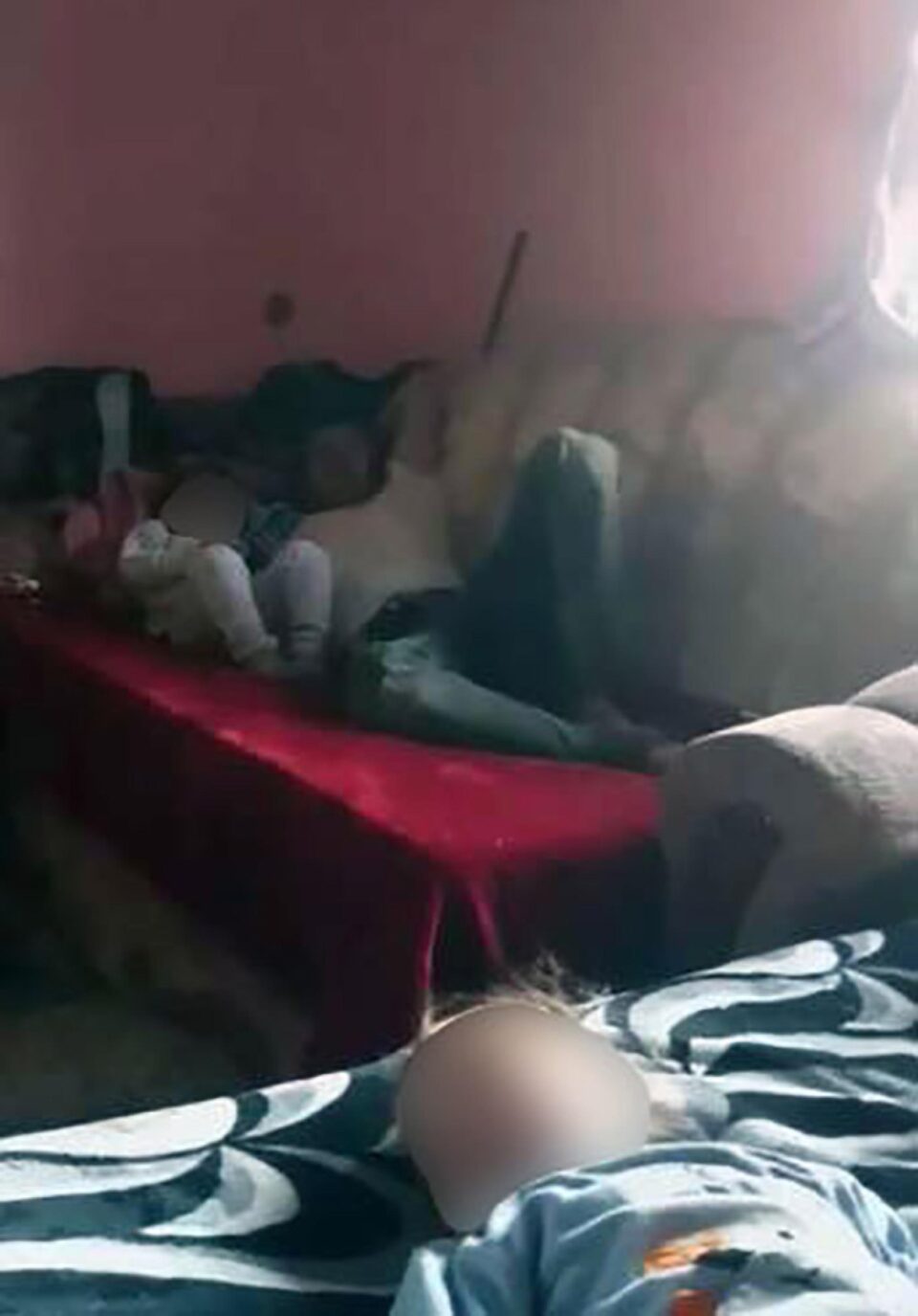 Un bărbat care și-a expus organele genitale în fața copiilor, filmat de soție și pus pe rețelele de socializare