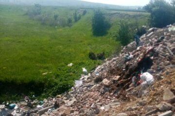 Plângere penală pentru cantități mari de gunoaie aruncate și îngropate la Verești