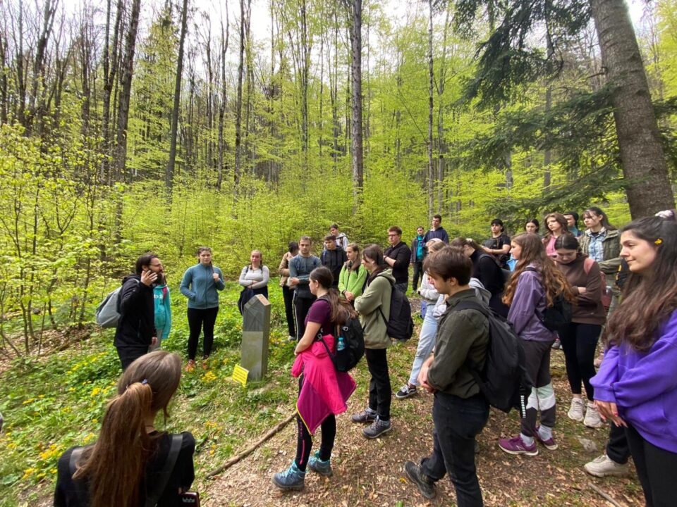 65 de tineri voluntari ATOS, pe Via Transilvanica, între Putna și Sucevița