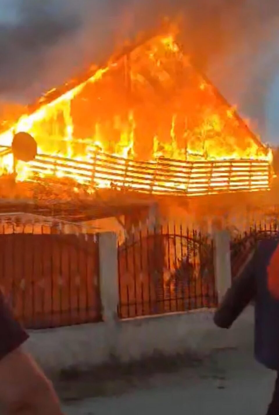 Un incendiu puternic a izbucnit duminică seară, în satul Chilișeni, comuna Udești