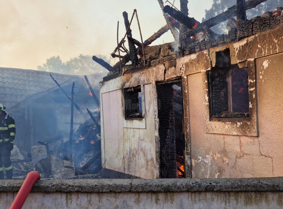 Casa afectată de incendiu
