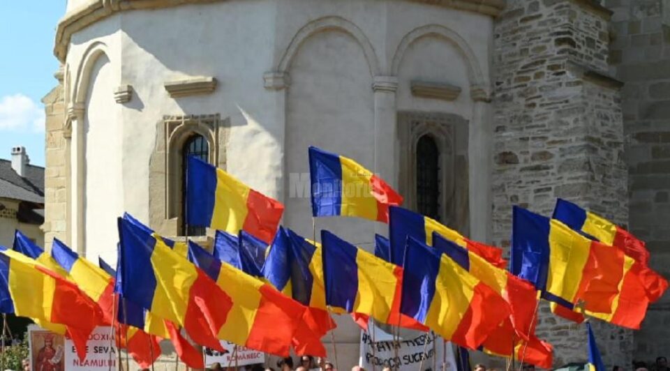 La toate bisericile sucevene se va intona joi Imnul Național al României și se va arbora tricolorul La toate bisericile sucevene se va intona joi Imnul Național al României și se va arbora tricolorul