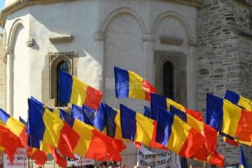 La toate bisericile sucevene se va intona joi Imnul Național al României și se va arbora tricolorul