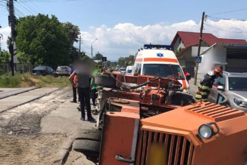 Trenul Putna – Suceava a acroșat un utilaj de decopertat asfaltul