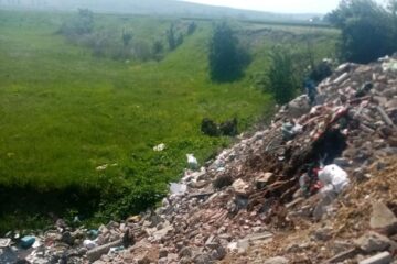 Plângere penală pentru cantități mari de gunoaie aruncate și îngropate la Verești