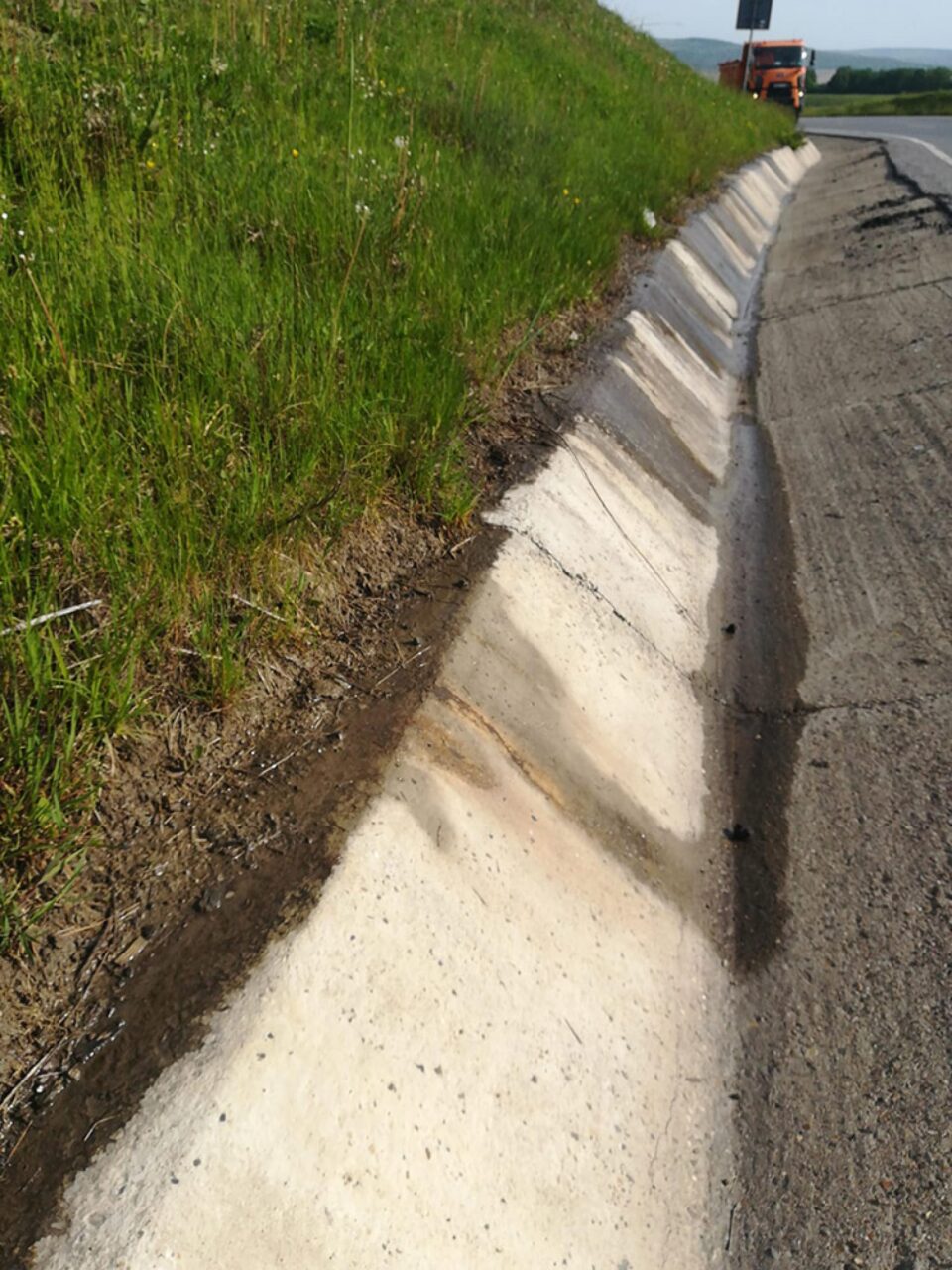 Izvoarele subterane și-au făcut ușor simțită prezența în zona alunecărilor