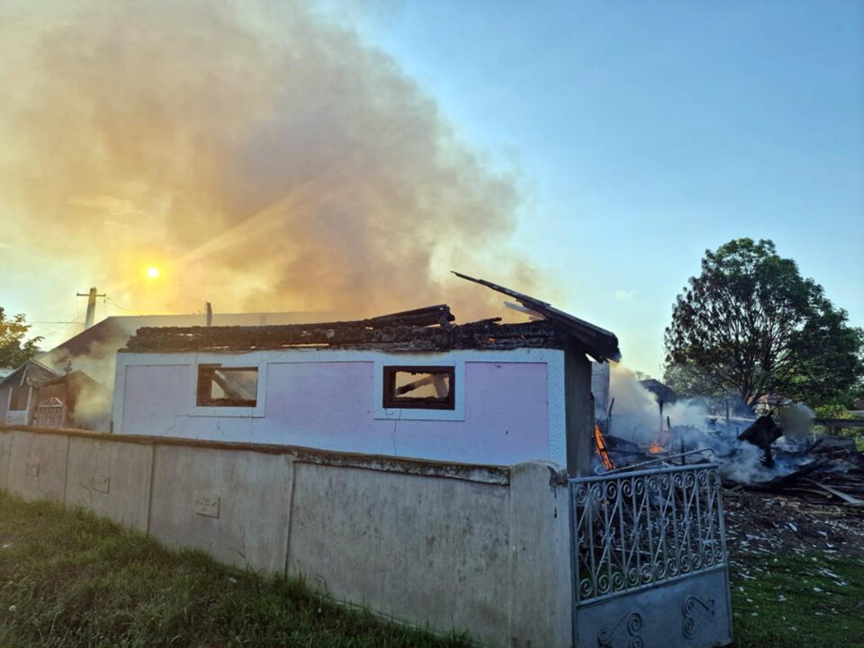 Un puternic incendiu a izbucnit marți după-amiază, într-o gospodărie din localitatea Costâna