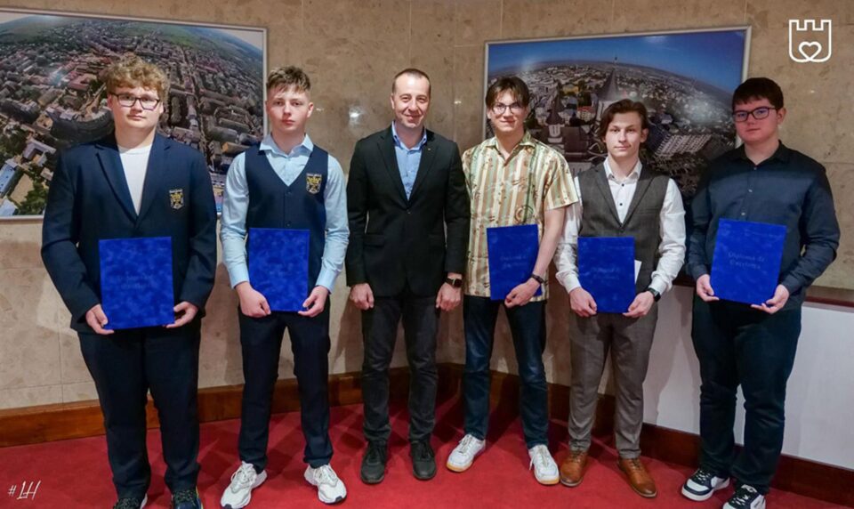 Cinci elevi care au obținut rezultate deosebite la concursuri internaționale, premiați Primăria Suceava, alături de viceprimarul Lucian Harșovschi