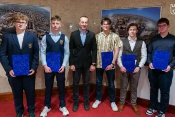 Cinci elevi care au obținut rezultate deosebite la concursuri internaționale, premiați Primăria Suceava, alături de viceprimarul Lucian Harșovschi
