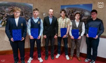 Cinci elevi care au obținut rezultate deosebite la concursuri internaționale, premiați Primăria Suceava, alături de viceprimarul Lucian Harșovschi