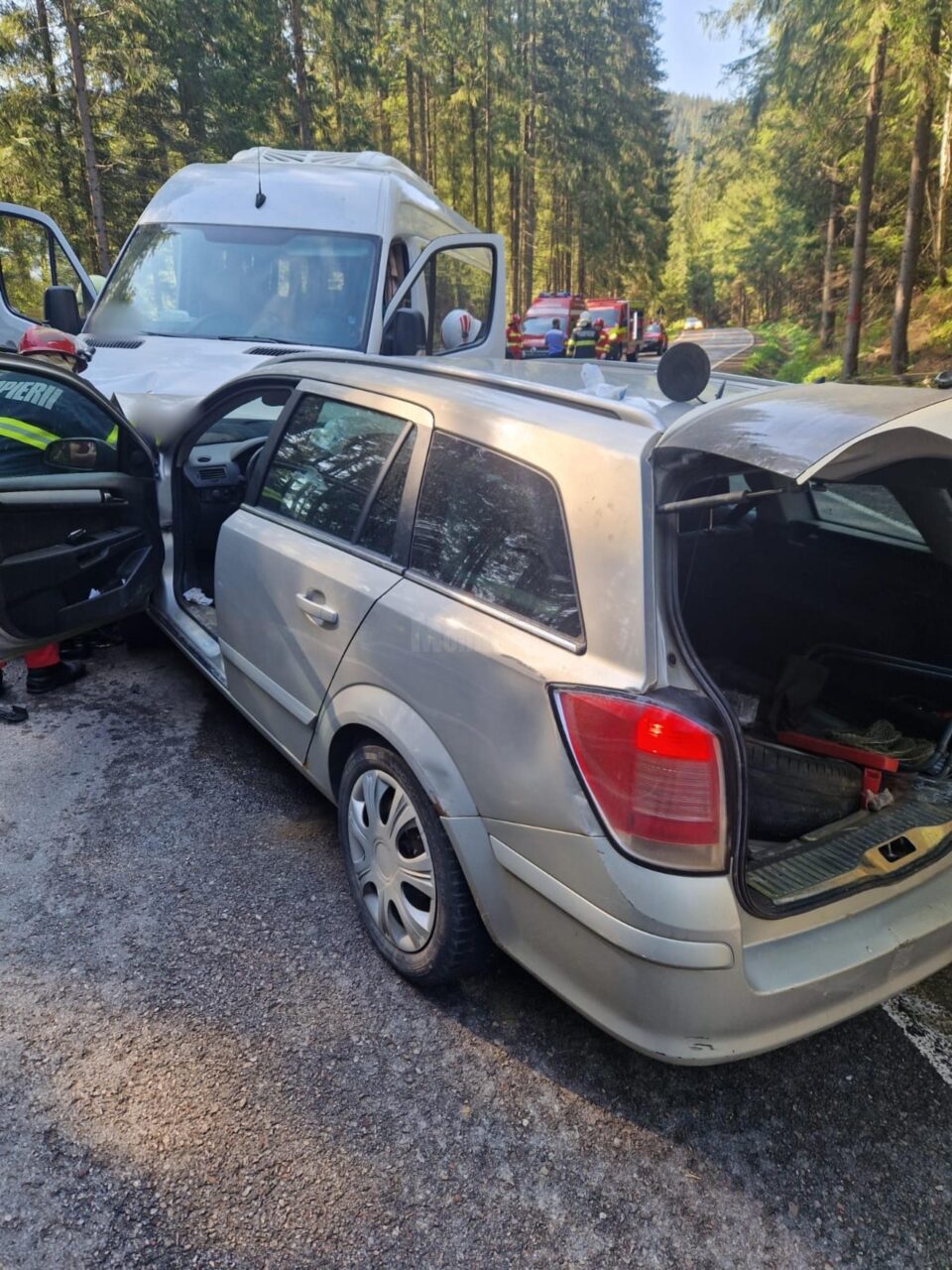 Microbuz de transport copii, implicat într-un accident rutier