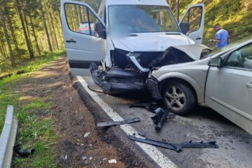 Microbuz de transport copii, implicat într-un accident rutier
