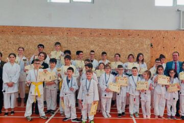 Toți copiii participanți la „Cupa Primăverii” au primit premii din partea organizatorilor