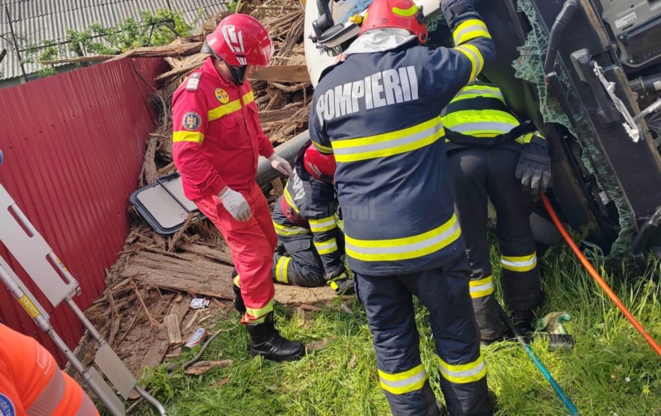 Un camion încărcat cu deșeuri lemnoase s-a răsturnat, iar șoferul a ajuns la spital