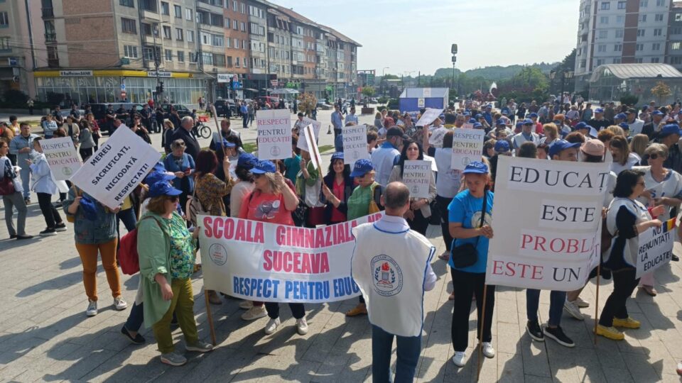 Peste 1.000 de oameni ai școlii, în stradă, într-un miting de amploare la Suceava: „Nu ieșim din grevă”