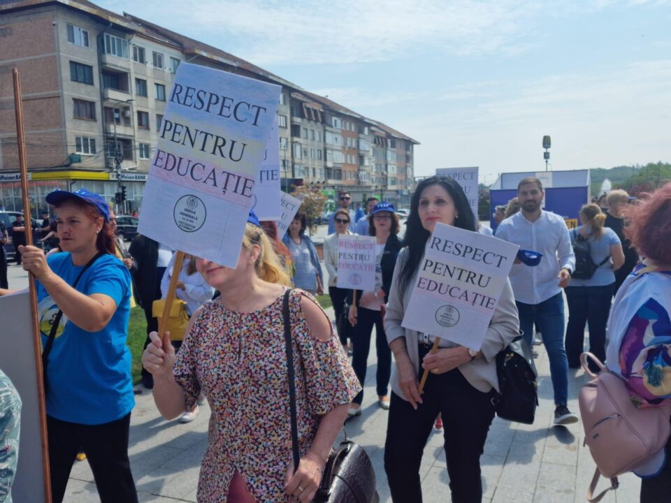 Peste 1.000 de oameni ai școlii, în stradă, într-un miting de amploare la Suceava: „Nu ieșim din grevă”