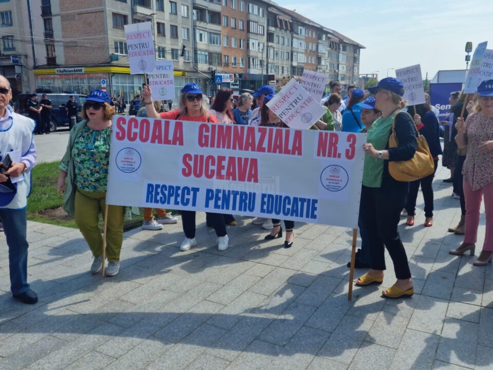 Peste 1.000 de oameni ai școlii, în stradă, într-un miting de amploare la Suceava: „Nu ieșim din grevă”