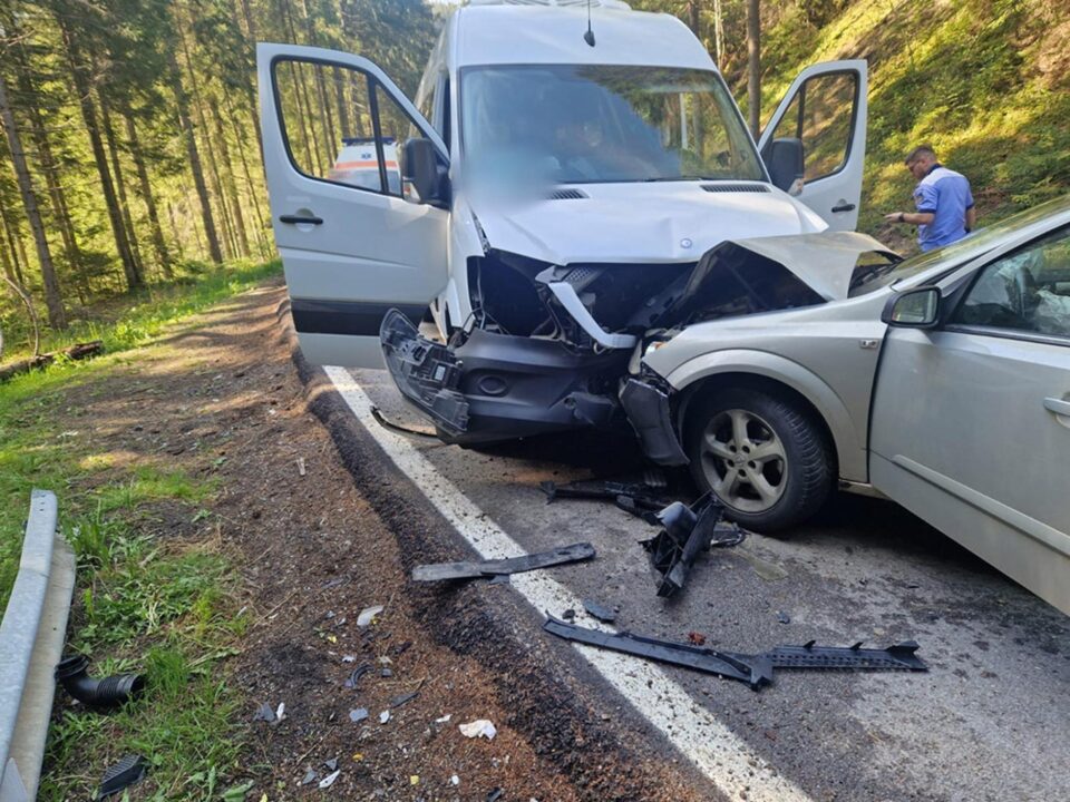 Un microbuz cu 12 copii și un autoturism s-au ciocnit, din fericire fără urmări grave Un microbuz cu 12 copii și un autoturism s-au ciocnit, din fericire fără urmări grave