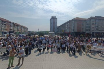 Peste 1.000 de oameni ai școlii, în stradă, într-un miting de amploare la Suceava: „Nu ieșim din grevă”