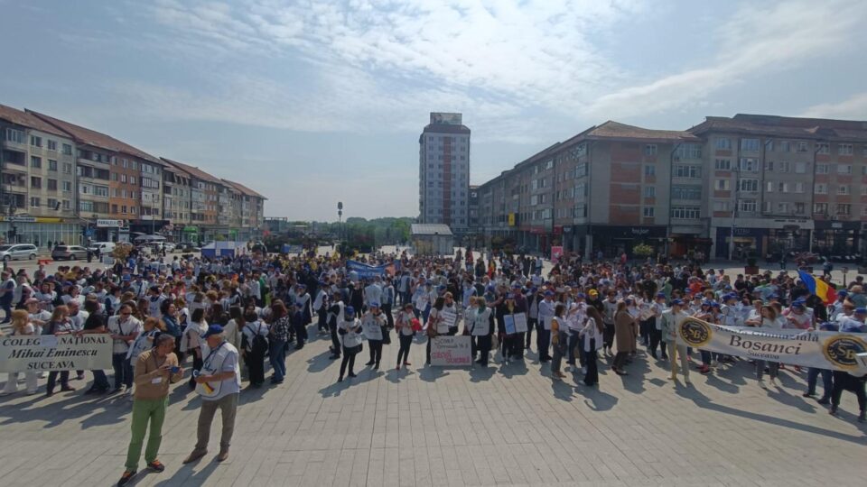 Peste 1.000 de oameni ai școlii, în stradă, într-un miting de amploare la Suceava: „Nu ieșim din grevă”
