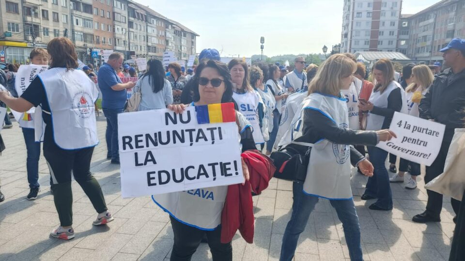 Peste 1.000 de oameni ai școlii, în stradă, într-un miting de amploare la Suceava: „Nu ieșim din grevă”