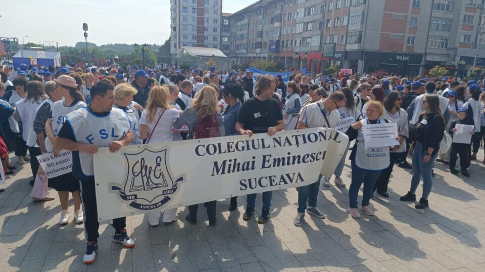 Peste 1.000 de oameni ai școlii, în stradă, într-un miting de amploare la Suceava: „Nu ieșim din grevă”