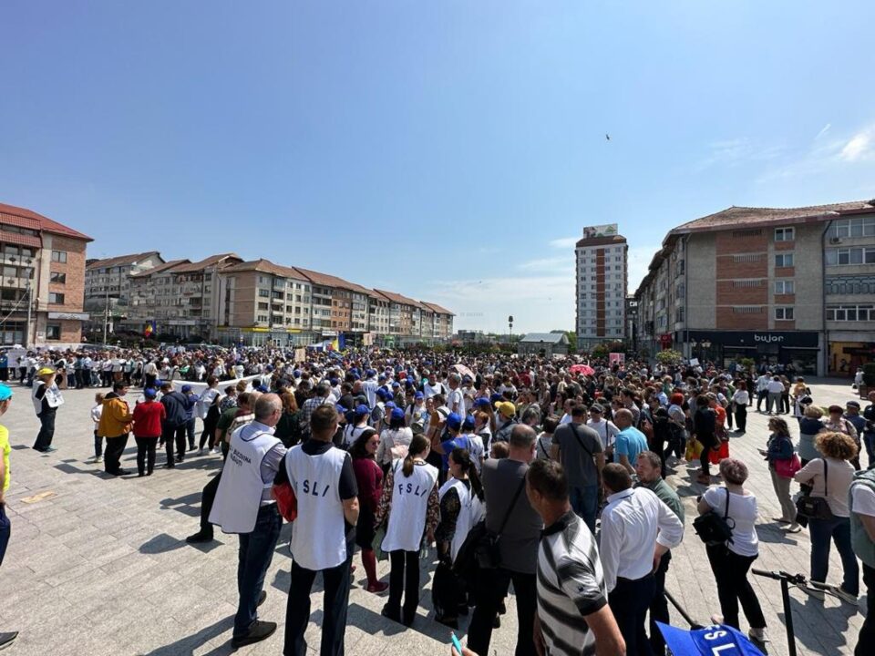 Peste 1.000 de oameni ai școlii, în stradă, într-un miting de amploare la Suceava: „Nu ieșim din grevă”