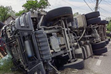 Un camion încărcat cu deșeuri lemnoase s-a răsturnat, iar șoferul a ajuns la spital